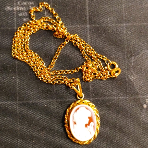 18k Gold Italian Pulcini Cameo Necklace NEW